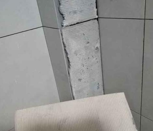 平江瓷砖空鼓维修公司分享下厨房瓷砖脱落的补救措施。